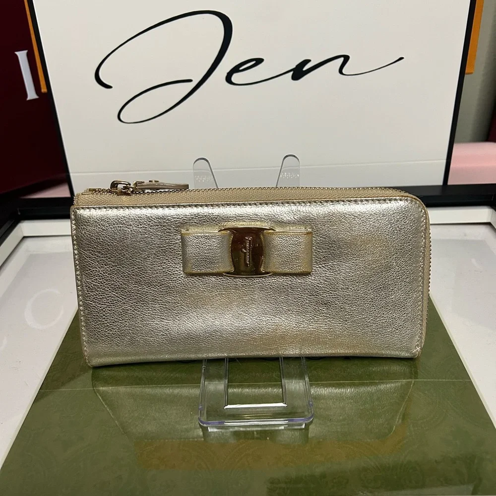 Salvatore Ferragamo Vara Bow Zip-Around Wallet – Metallic Gold
